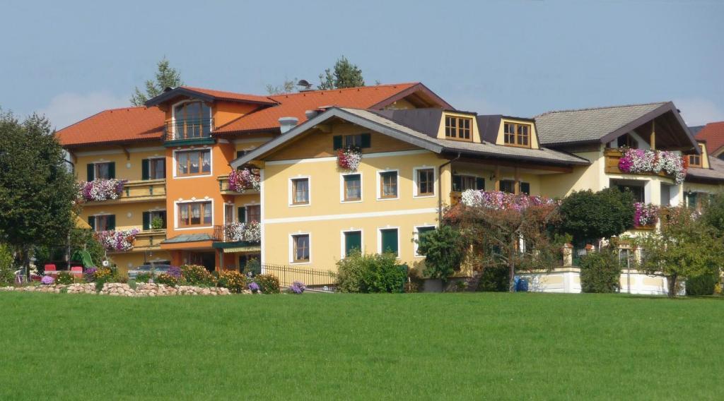 Ferienhotel Herzog Neumarkt am Wallersee Exterior photo